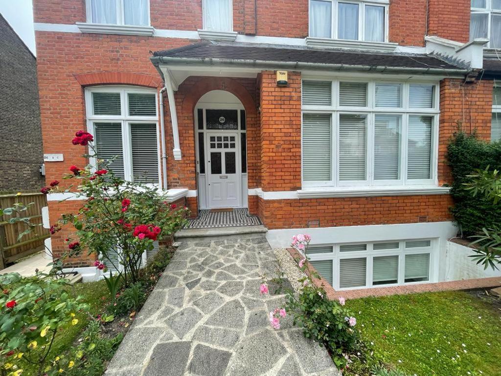 Spacious Holiday Home! ロンドン エクステリア 写真