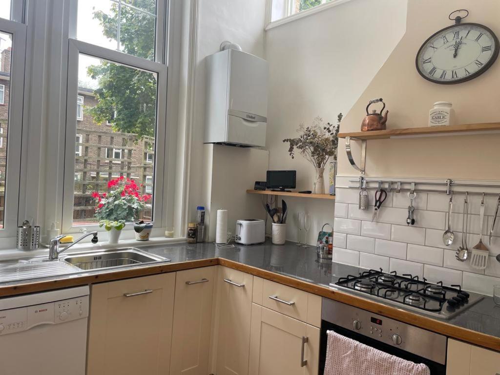 Spacious Holiday Home! ロンドン エクステリア 写真